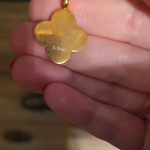 Elegant Gold and White Clover Pendant Necklace - Picture 5 of 5